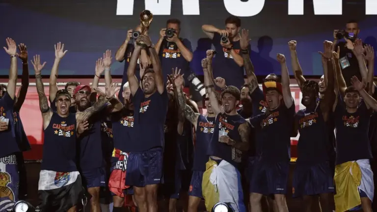 De Cibeles a la pista de baile: la selección prolongó la celebración del título en una conocida discoteca madrileña