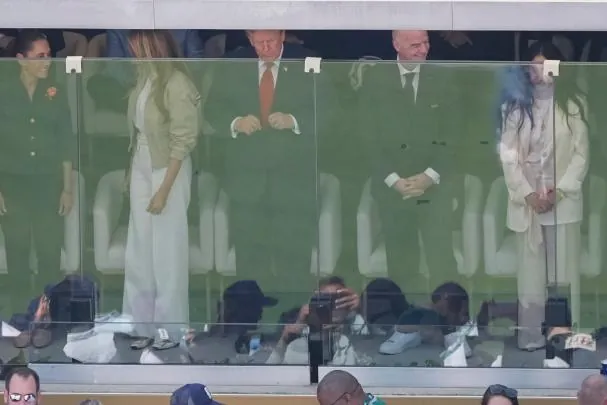 El presidente Donald J. Trump y el presidente de la FIFA, Gianni Infantino, asisten a la final del Mundial de fútbol entre España y Argentina en East Rutherford, Nueva Jersey