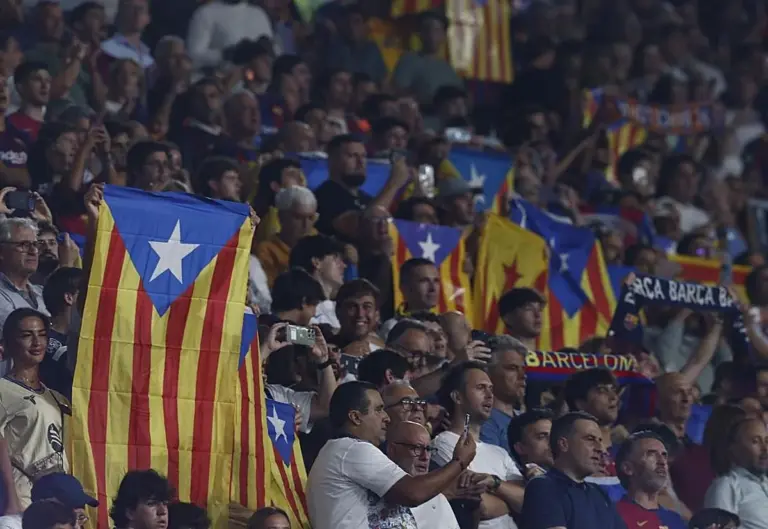 El Camp Nou se llena de esteladas como en los momentos más acalorados del 'procés' - El Mundo