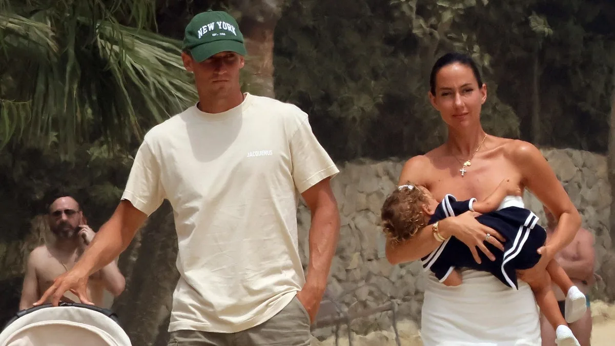 Tras la fiesta de Ibiza con los compañeros, Marcos Llorente se relaja junto a su esposa y su hija en Marbella