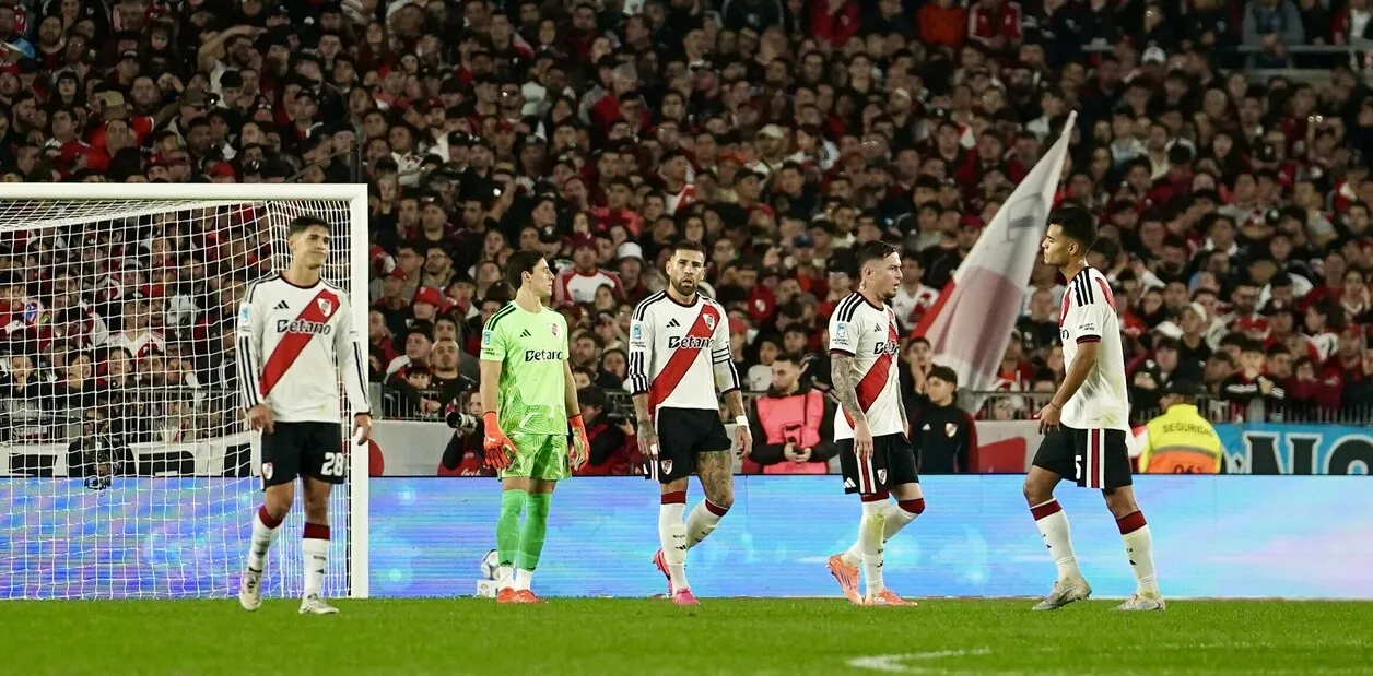 River perdió con Rosario Central: histórica quinta derrota seguida y explosión de bronca de los hinchas en el Monumental
