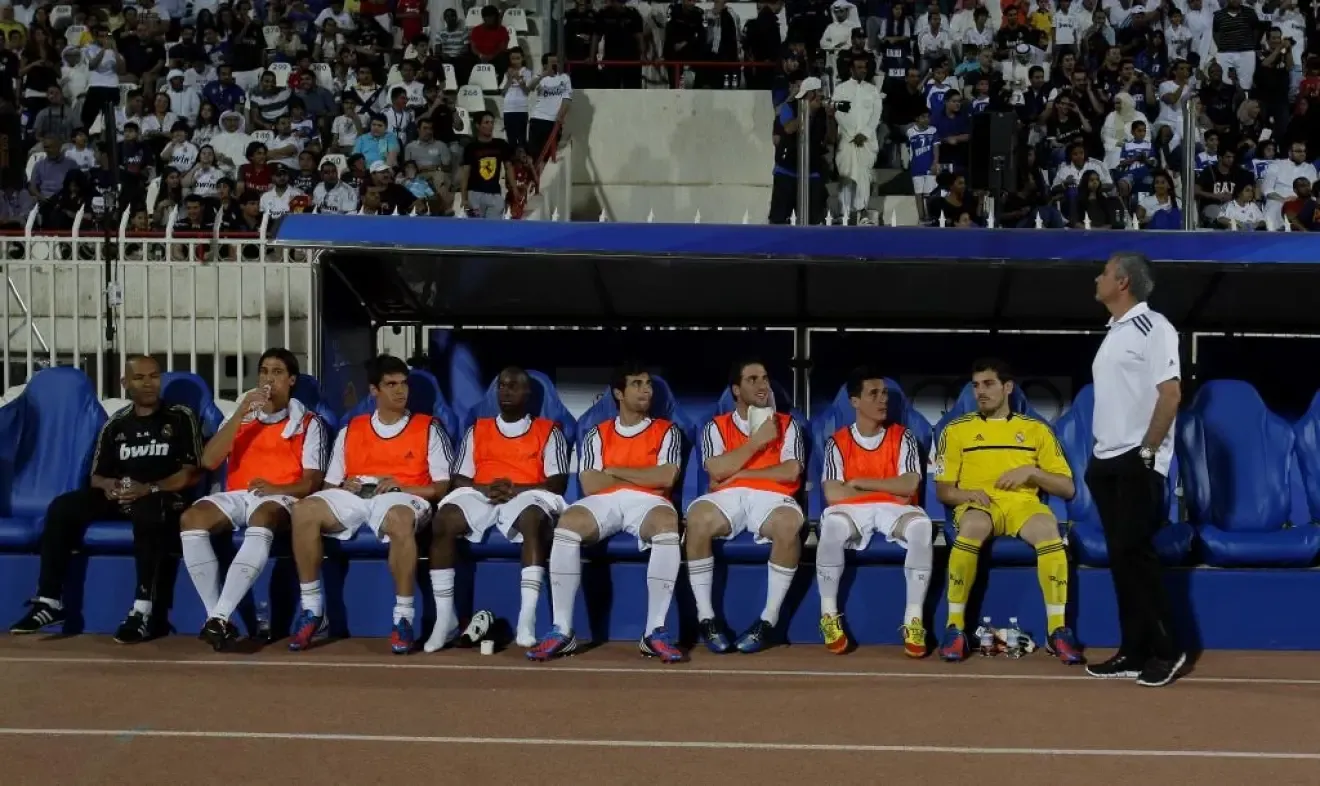 PARTIDO AMISTO SELECCION DE KUWAIT-REAL MADRID MOURINHO CHARLA CON LOS JUGADORES DEL BANQUILLO AL INICIO DEL ENCUENTRO