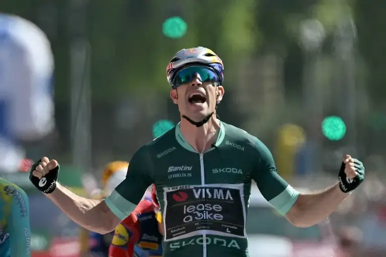 Van Aert gana la batalla del fuego: la 'avispa' triunfa en una jornada recortada por el calor - MARCA